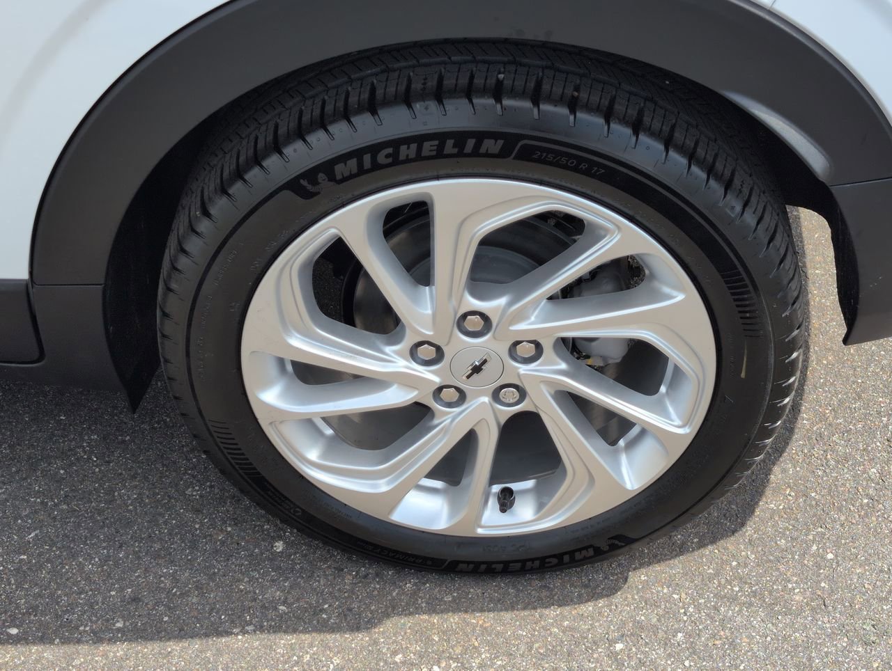 New 2027 Summit White Chevrolet LT image 30