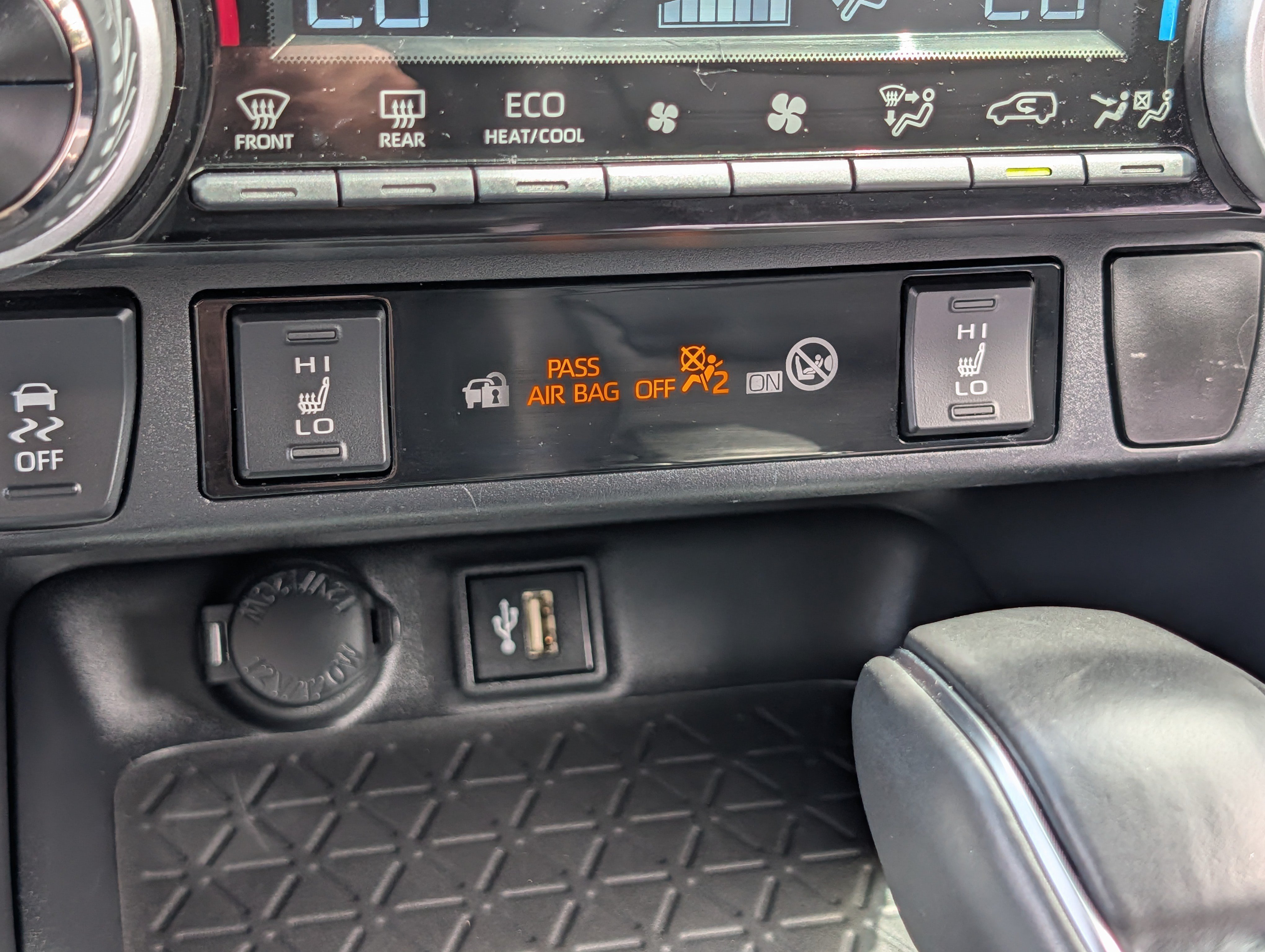 Used 2024 Magnetic Gray Metallic Toyota Hybrid XLE Premium image 28