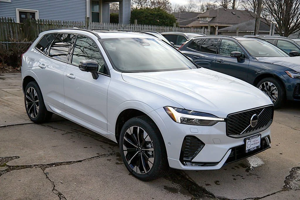 New 2026 Crystal White Volvo Plus image 4