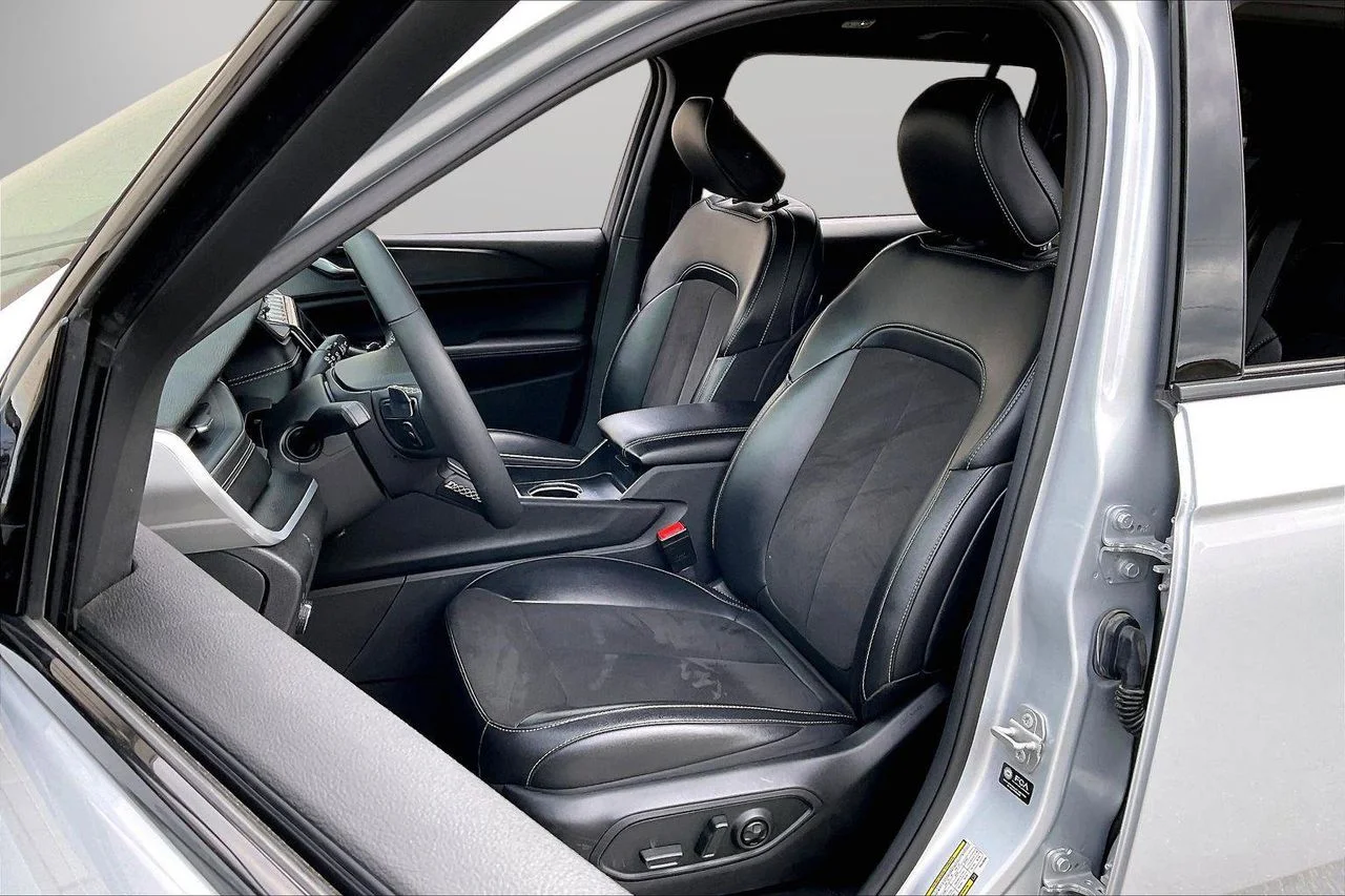 Used 2024 Silver Jeep Altitude image 21