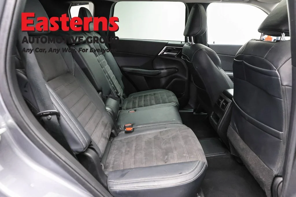 Used 2023 Silver Mitsubishi SE image 22