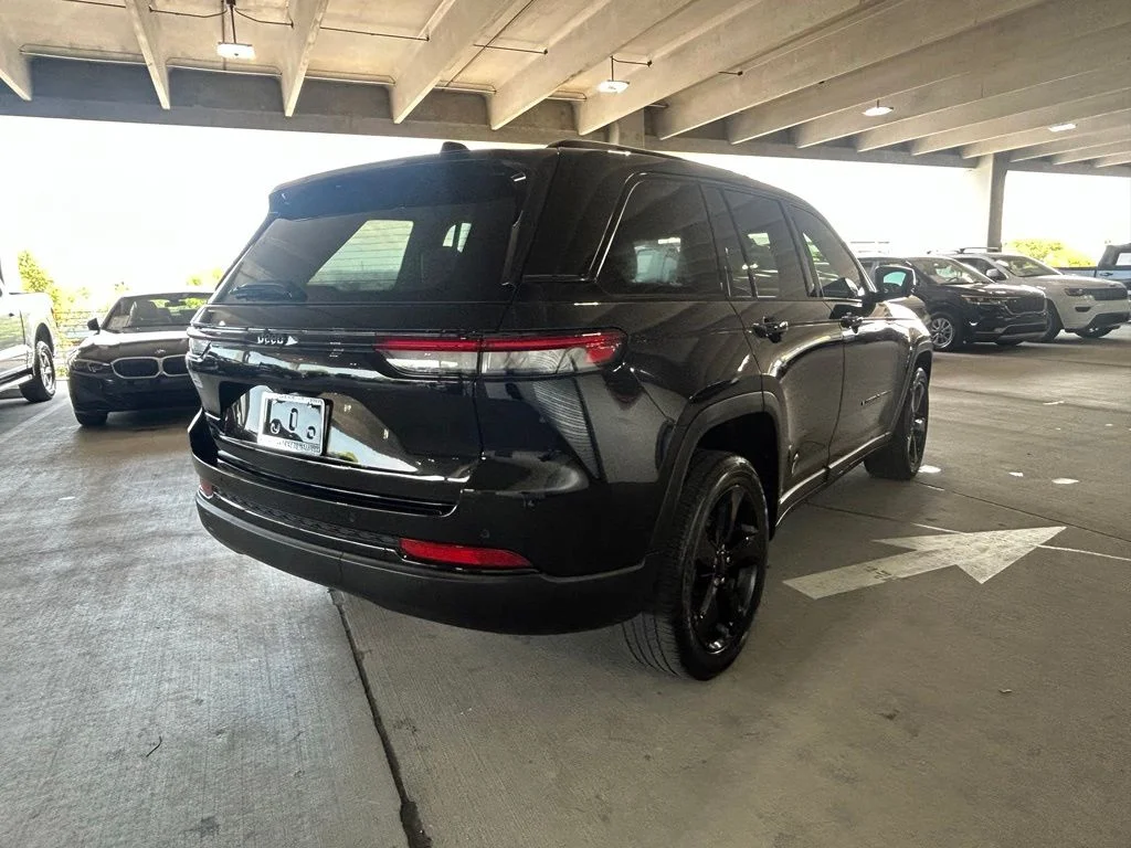 Used 2023 Diamond Black Crystal Pearlcoat Jeep Altitude image 5