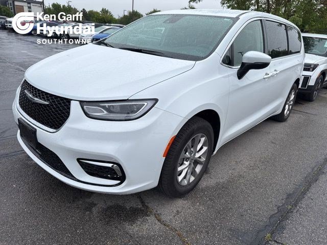 2023 Chrysler Pacifica Touring L AWD's photo