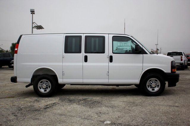 New 2025 Summit White Chevrolet WT image 5