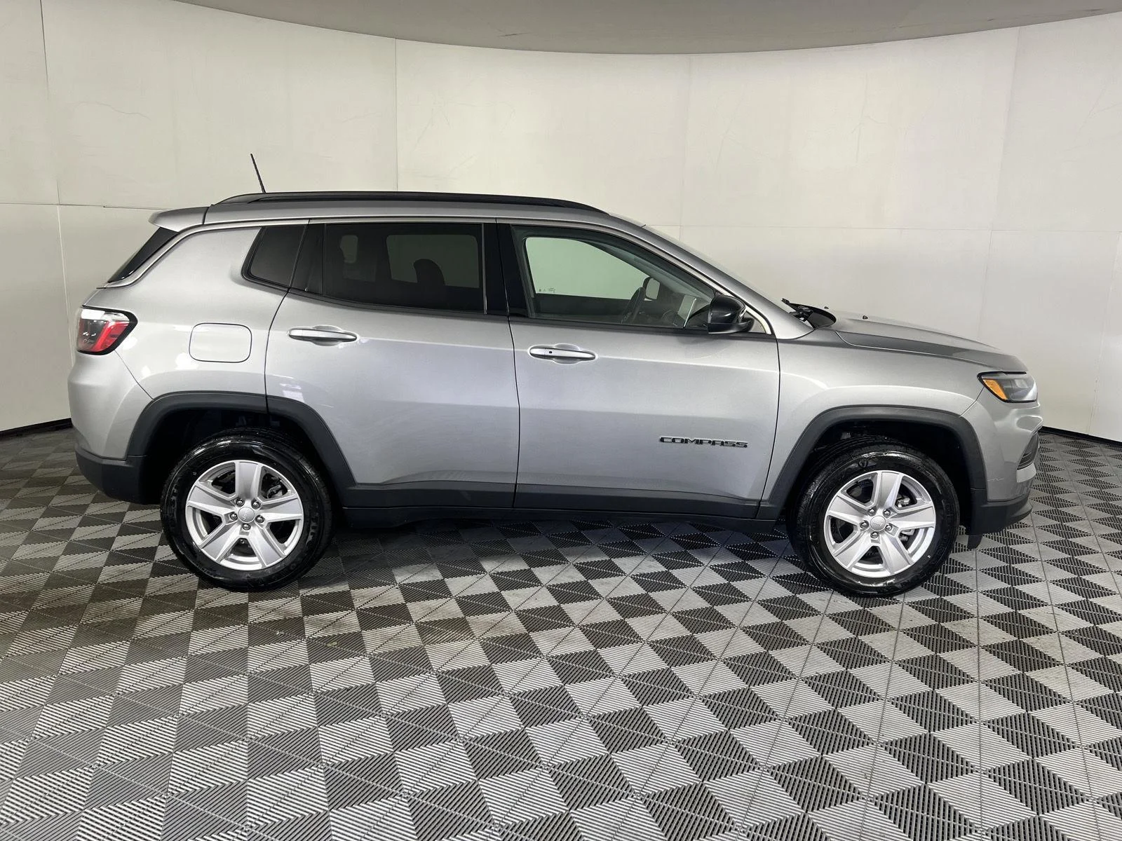 Used 2022 Billet Silver Metallic Clearco Jeep Latitude image 20