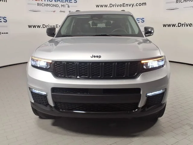 Used 2024 Silver Jeep Limited image 2