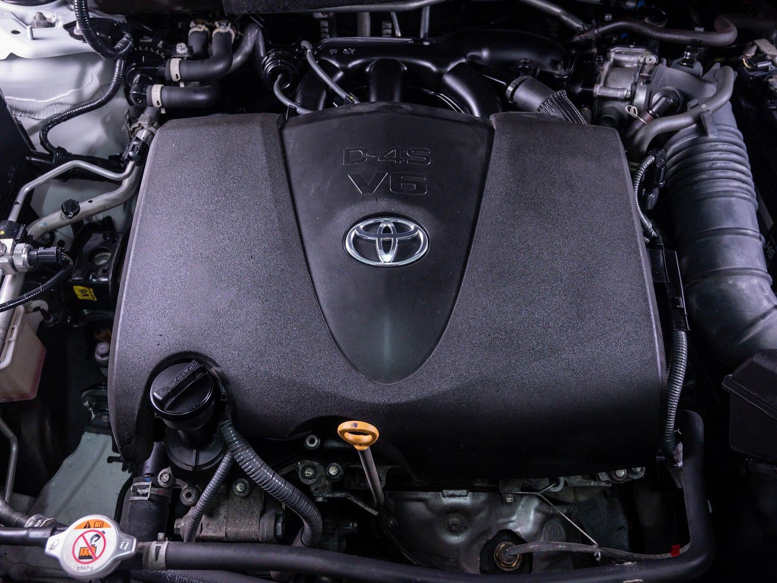 Used 2022 Pearl Toyota LE image 6