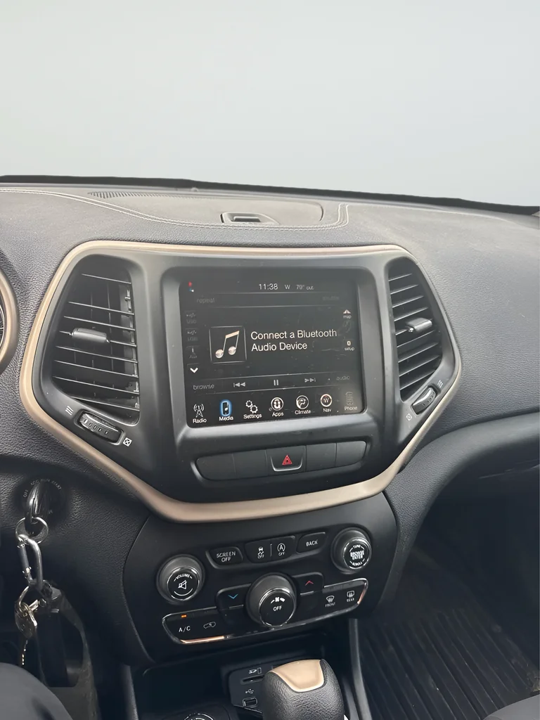 Used 2015 Red Jeep Latitude image 10