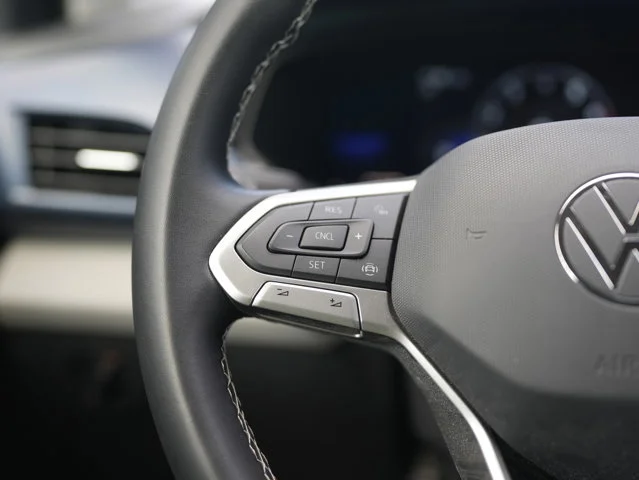 Used 2022 White Volkswagen SE image 19