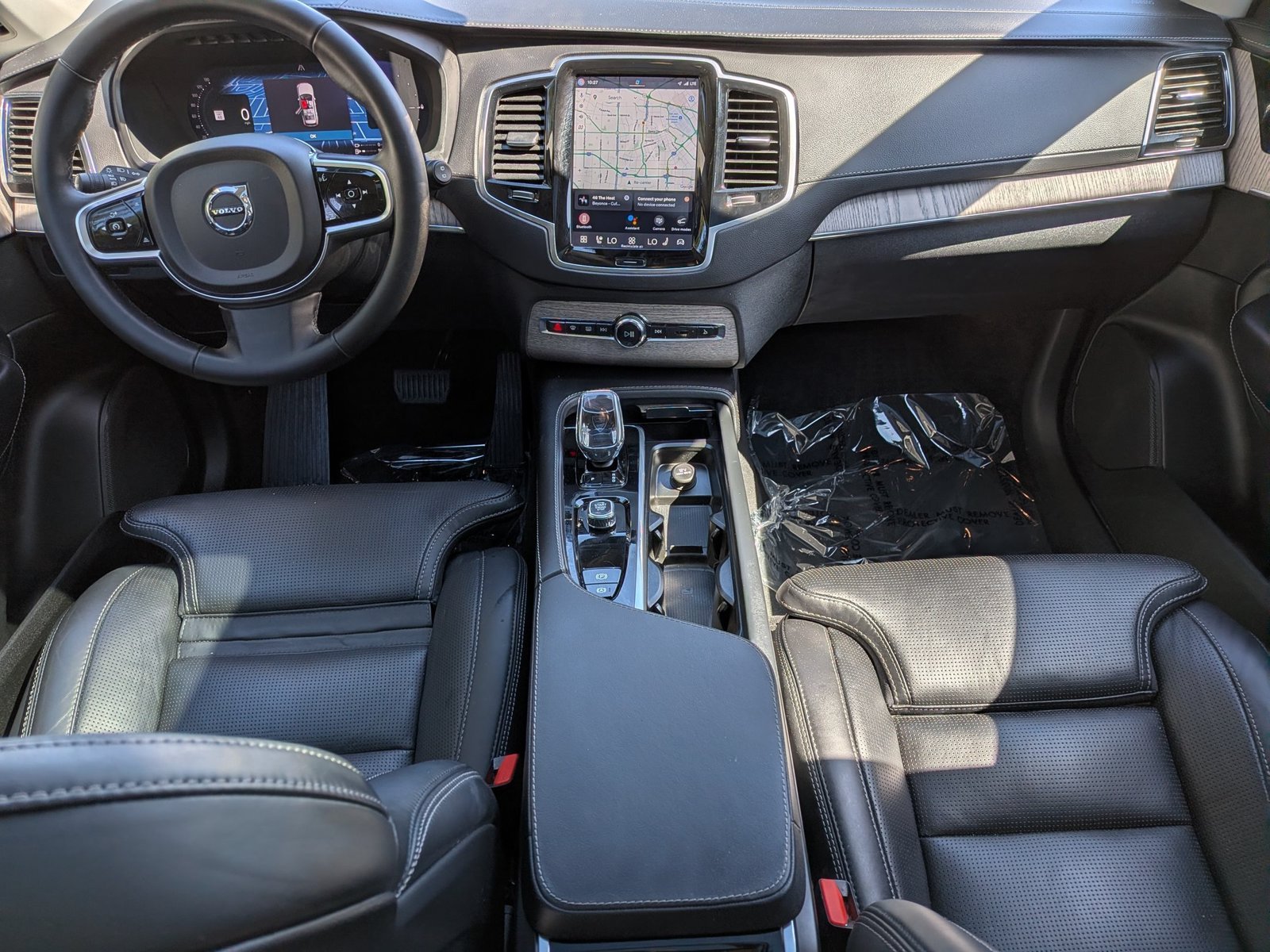 Used 2024 Onyx Black Metallic Volvo Ultimate Bright Theme image 18