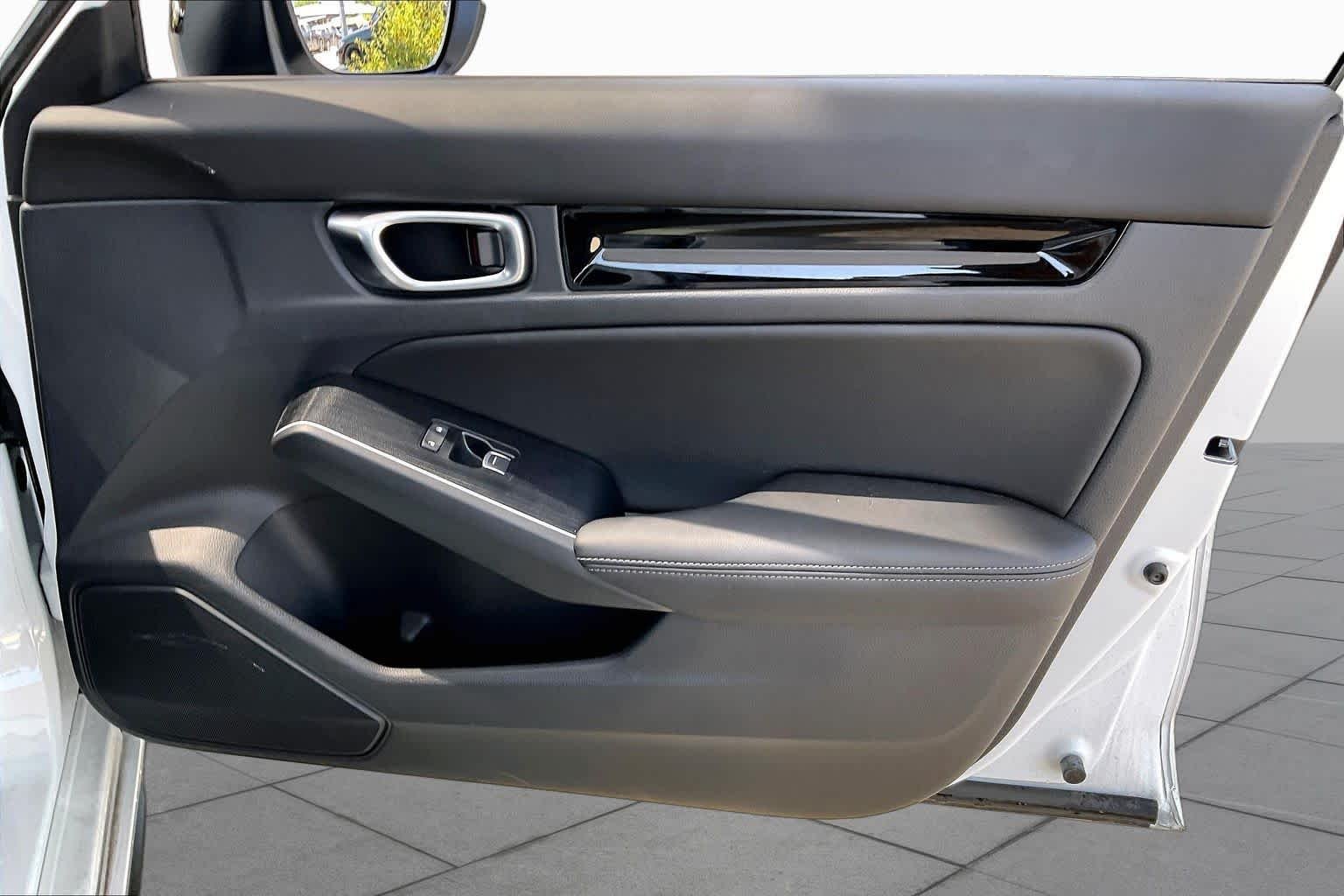 Used 2025 Platinum White Pearl Honda Sport Touring image 23