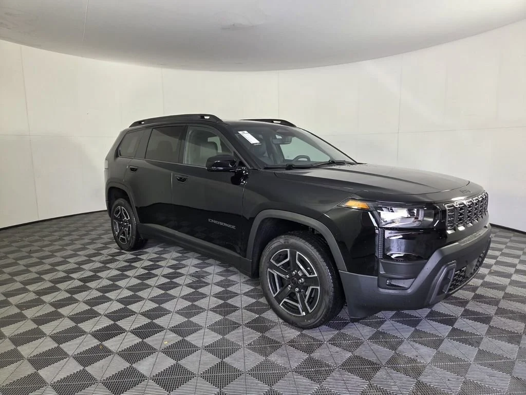 New 2026 Diamond Black Crystal Pearl-Coat Exterior Paint Jeep Limited image 2