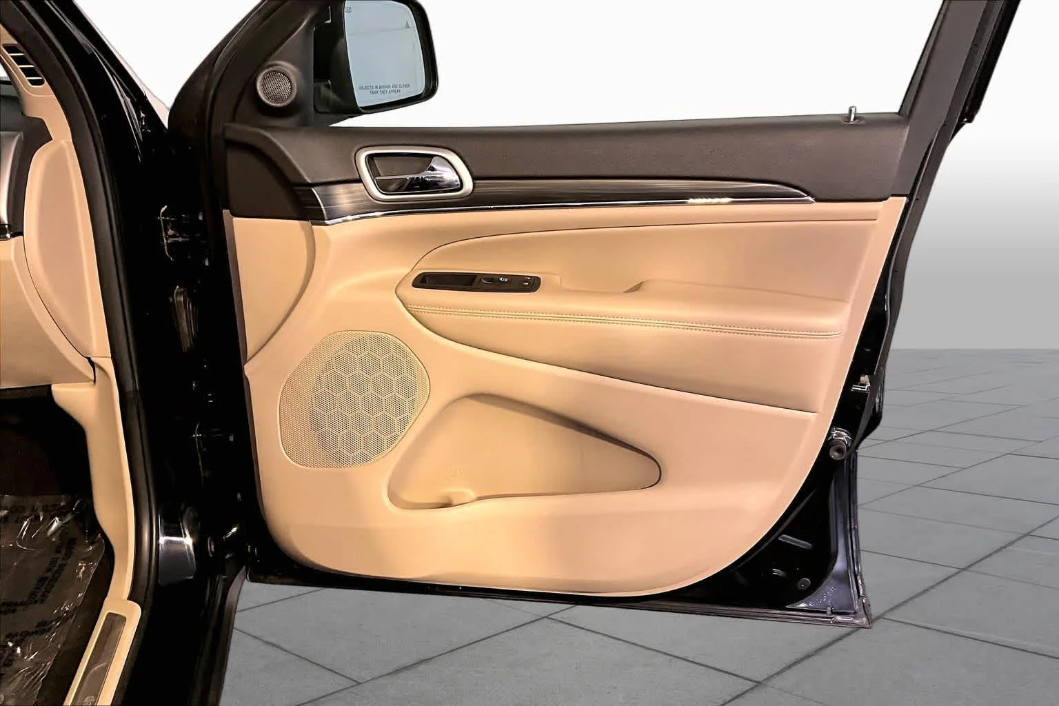 Used 2020 Diamond Black Crystal Pearlcoat Jeep Limited image 23