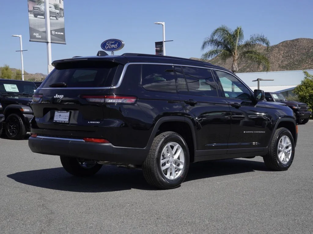 New 2026 Diamond Black Crystal Pearl-Coat Exterior Paint Jeep Laredo image 3