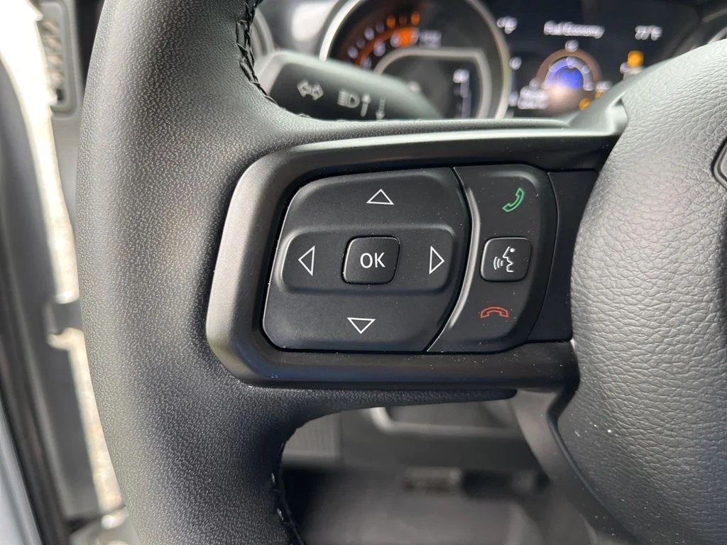 Used 2023 Silver Jeep Altitude image 17