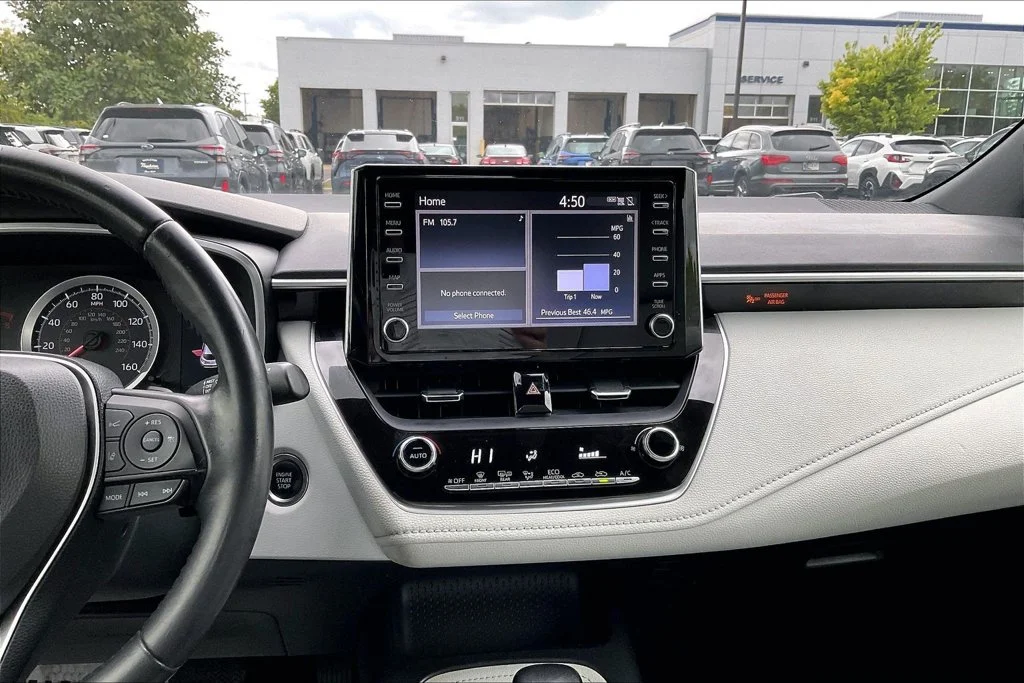 Used 2019 White Toyota SE image 39