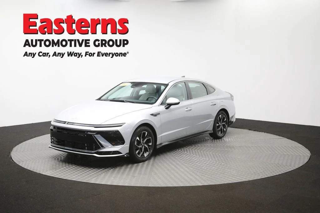 Used 2025 Silver Hyundai SEL image 56