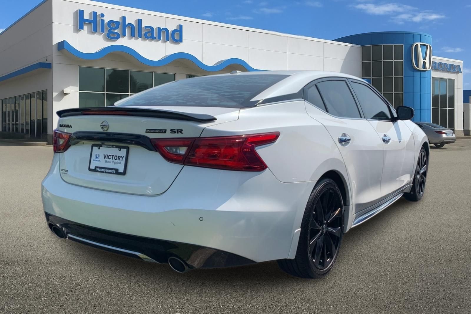 Used 2018 White Nissan SR image 4