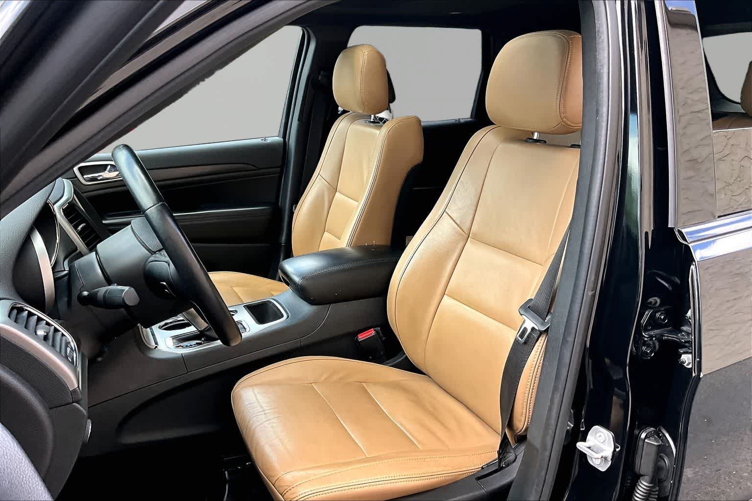 Used 2018 Diamond Black Crystal Pearlcoat Jeep Altitude image 8