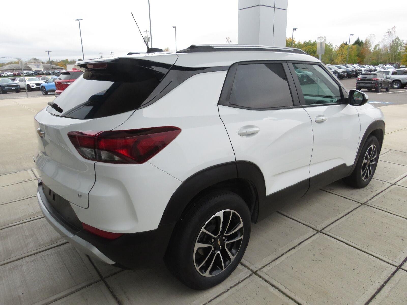 Used 2024 Summit White Chevrolet LT image 12