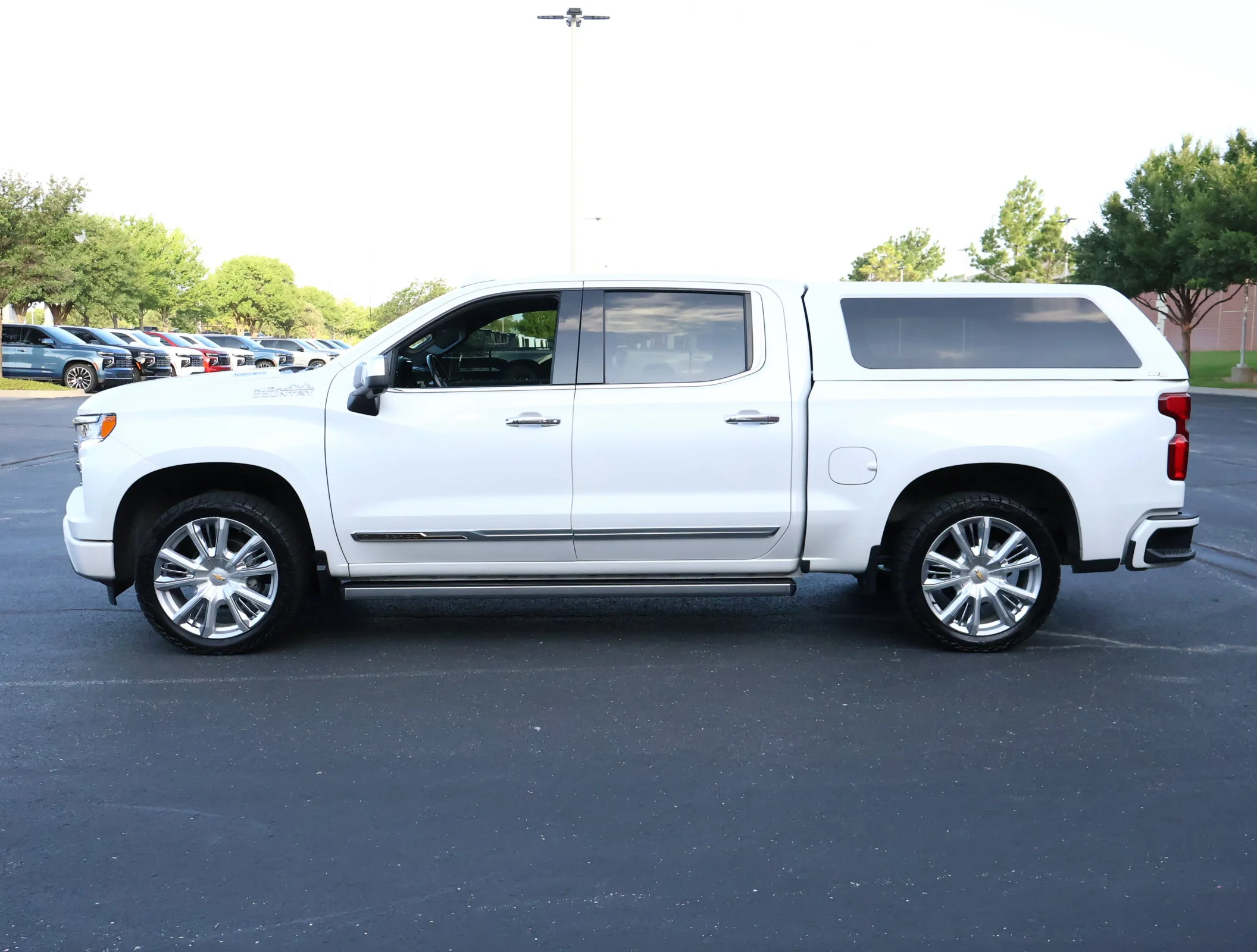 Used 2022 Iridescent Pearl Tricoat Chevrolet High Country image 38