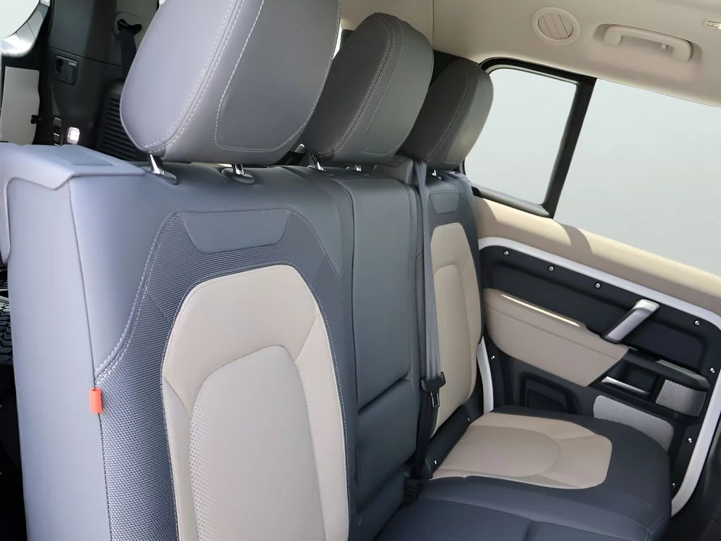 Used 2024 Fuji White Land Rover X-Dynamic SE image 12
