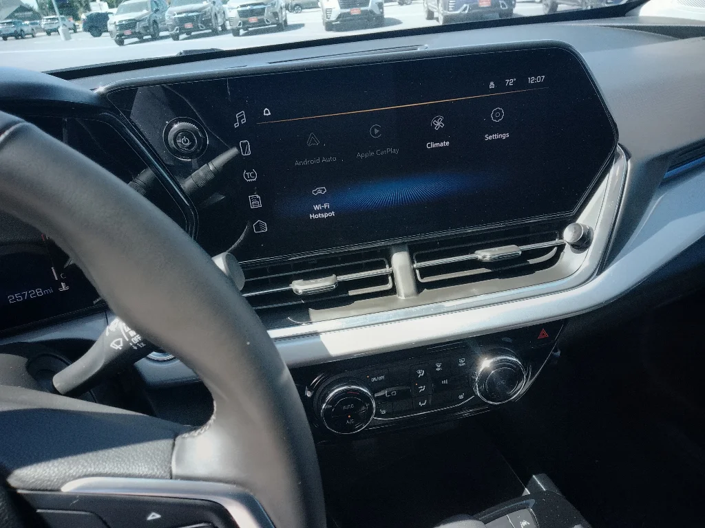 Used 2025 Summit White Chevrolet LT image 17