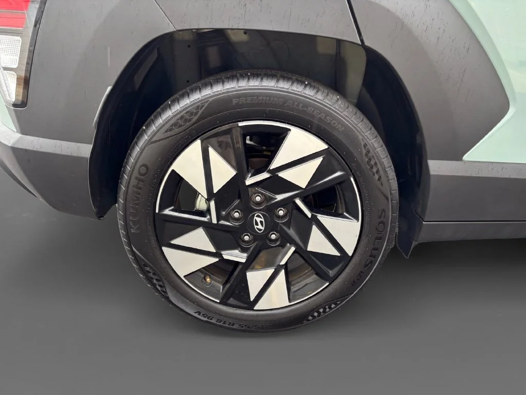 Used 2025 Green Hyundai SEL Convenience image 11