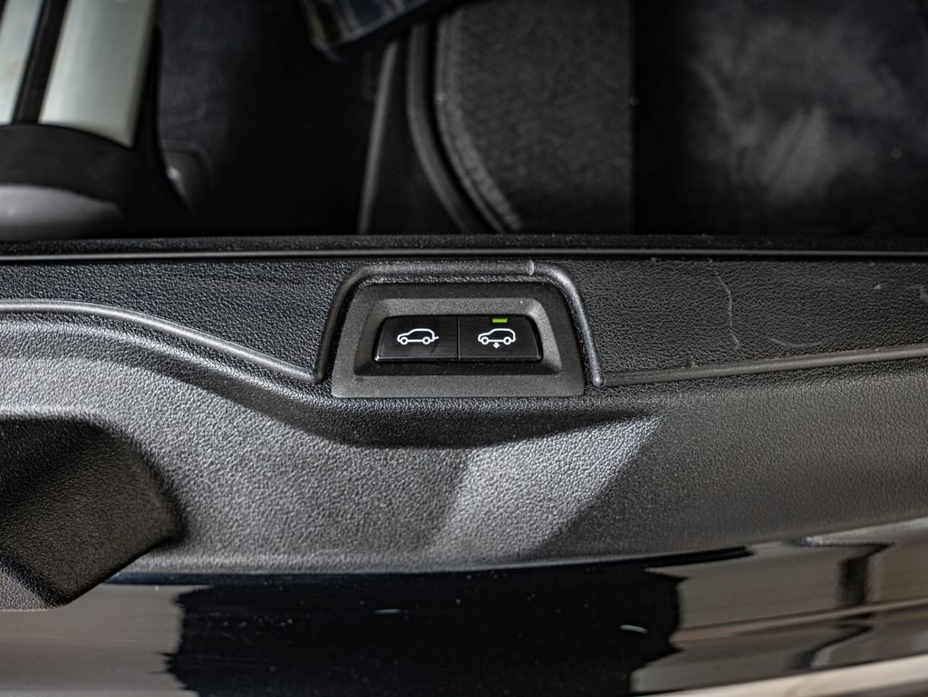 Used 2025 Black Sapphire Metallic BMW xDrive40i image 37