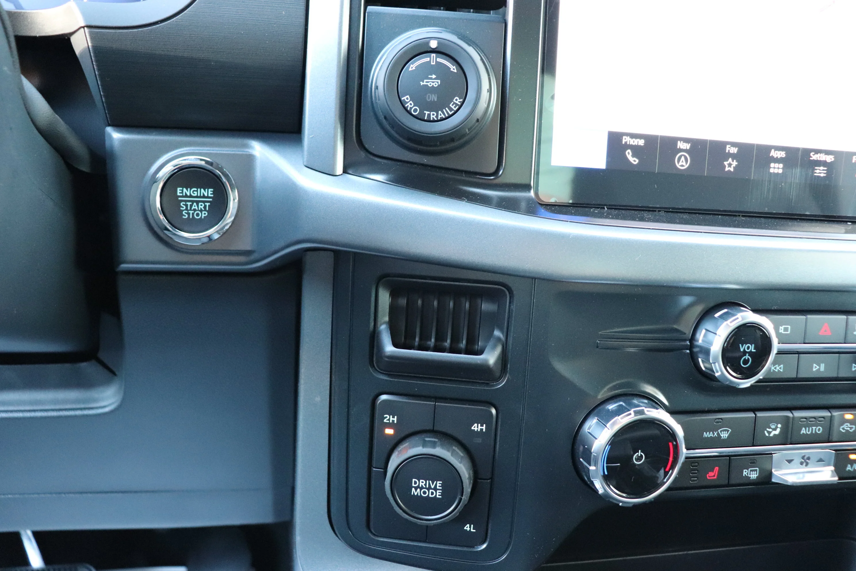 New 2026 AGATE BLACK METALLIC Ford XLT image 15