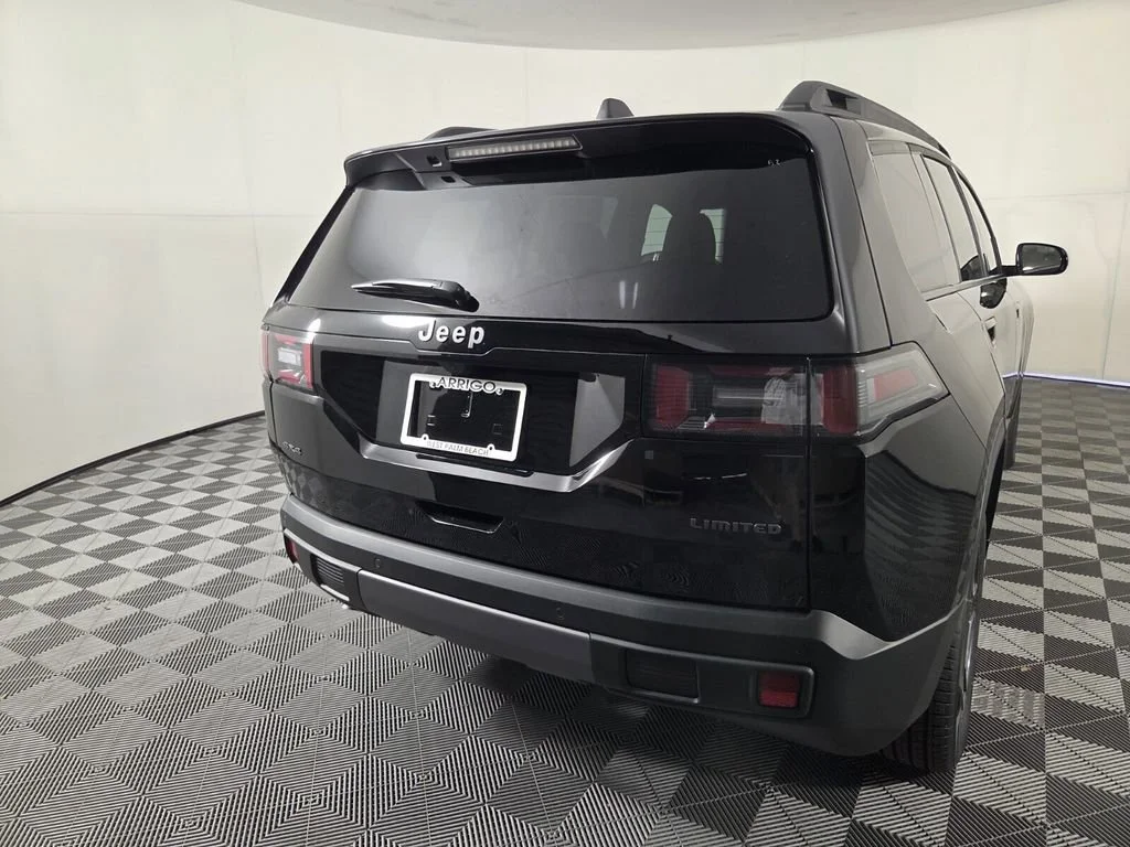 New 2026 Diamond Black Crystal Pearl-Coat Exterior Paint Jeep Limited image 6