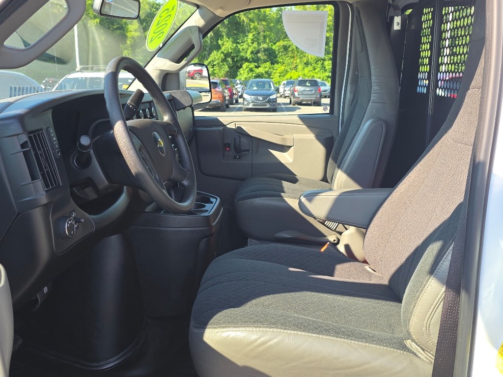 Used 2025 Summit White Chevrolet Work Van image 30