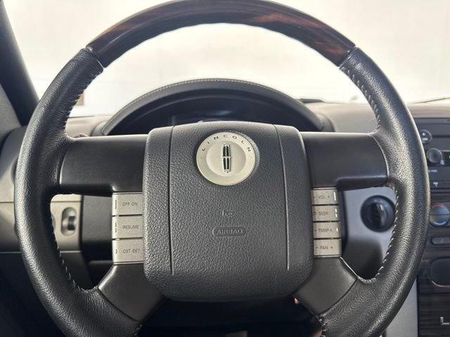 Used 2007  Lincoln Base image 17