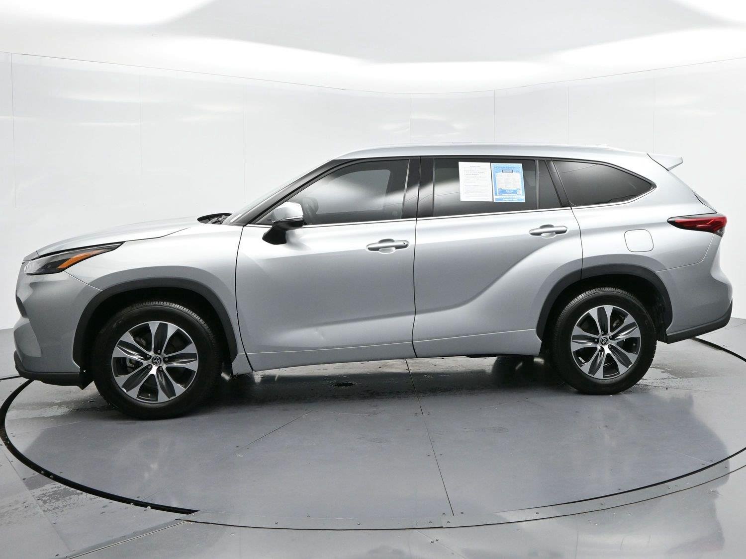 Used 2022 Celestial Silver Metallic Toyota XLE image 4