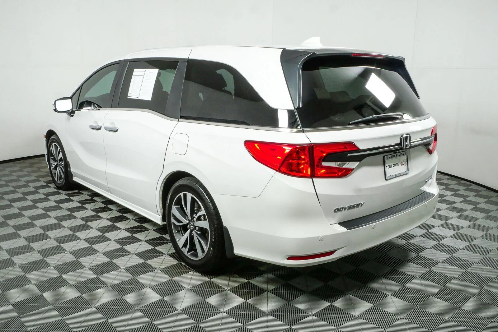 Used 2024 Platinum White Pearl Honda Touring image 29