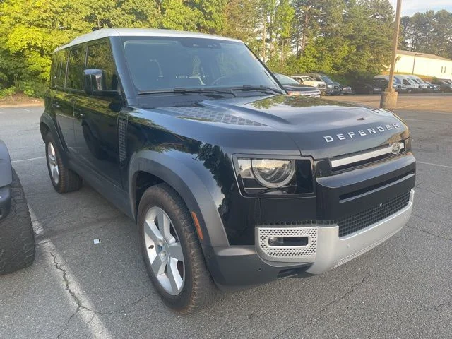 Used 2024  Land Rover SE image 3