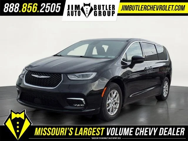 Used 2024  Chrysler Touring L image 1