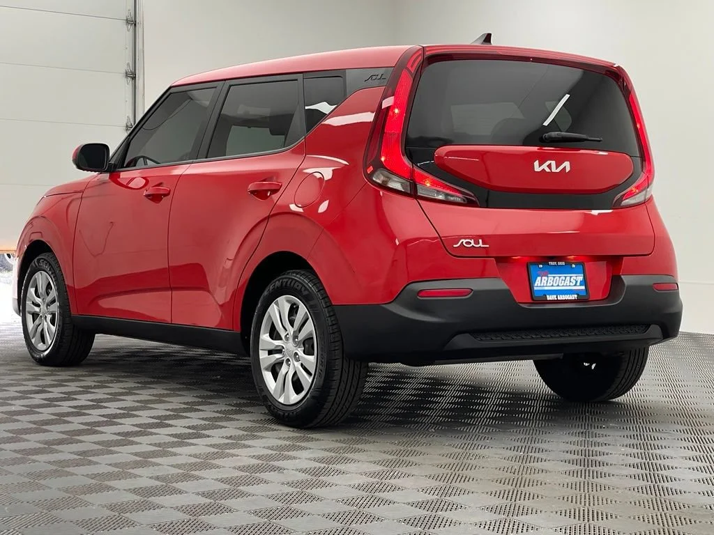 Used 2022  Kia LX image 9