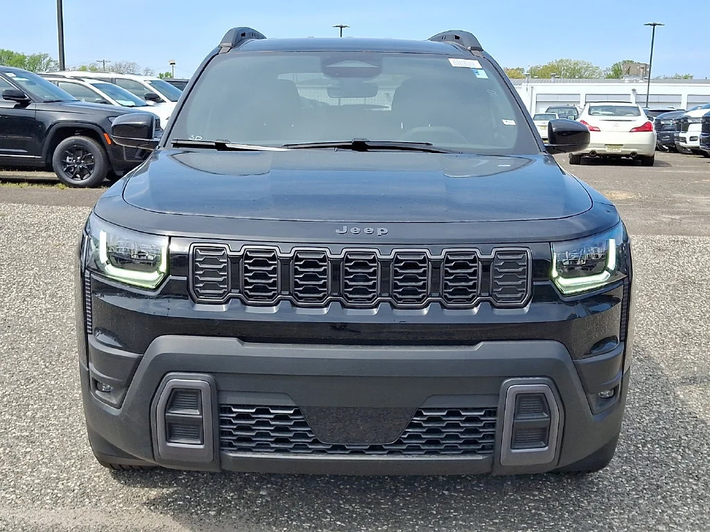 New 2026 Diamond Black Crystal Pearl-Coat Exterior Paint Jeep Laredo image 2