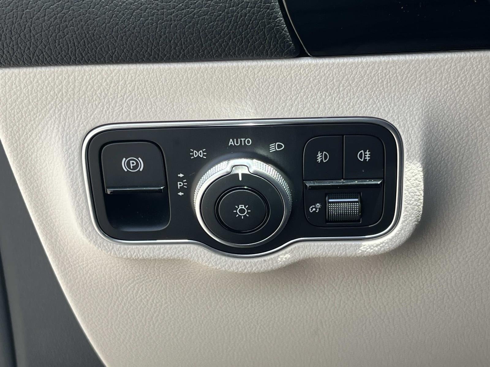 Certified Used 2025 Polar White Mercedes-Benz GLA 250 image 27