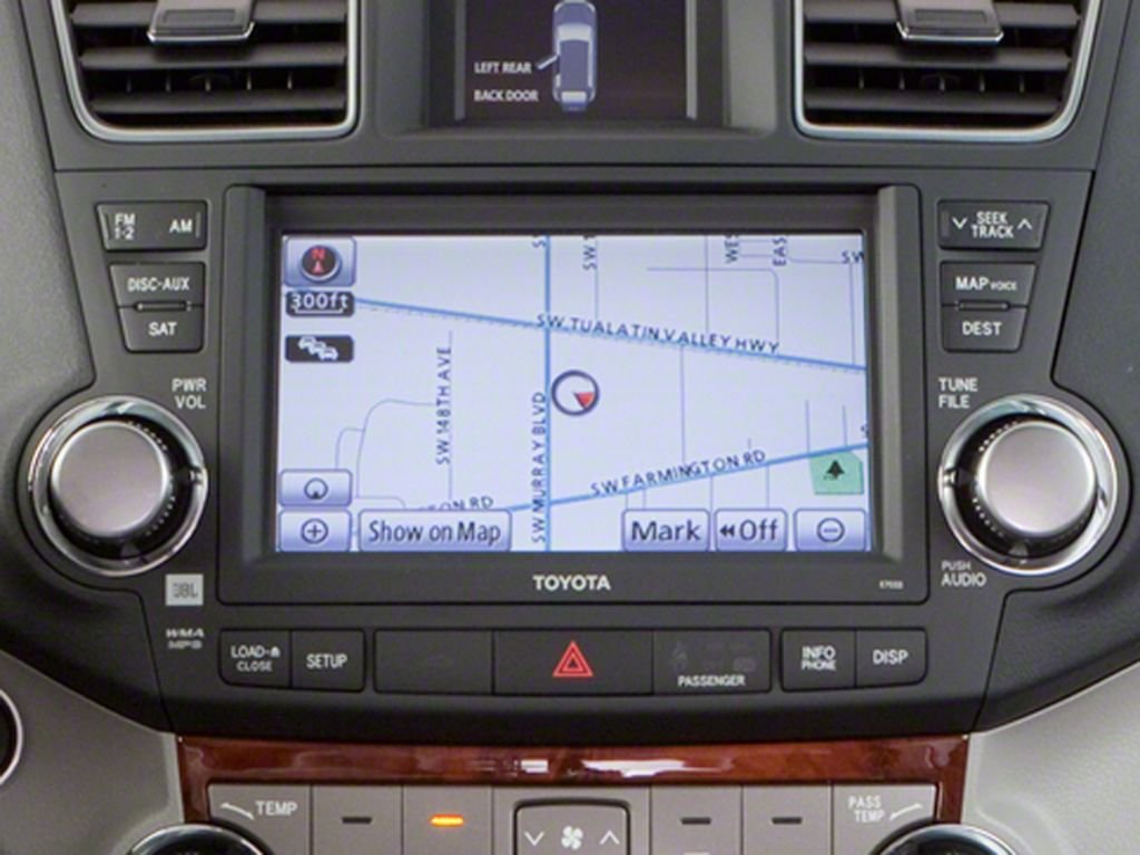Used 2013 Classic Silver Metallic Toyota SE image 7