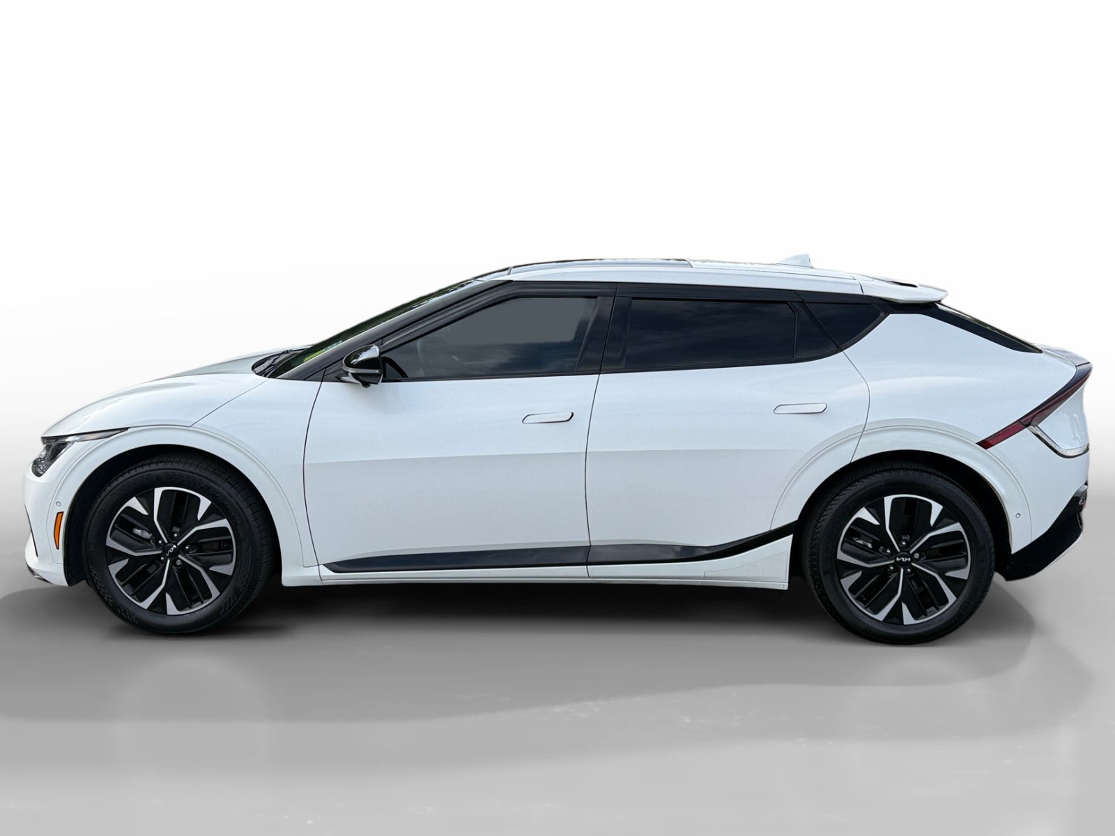 Used 2024 Snow White Pearl Kia GT-Line image 2