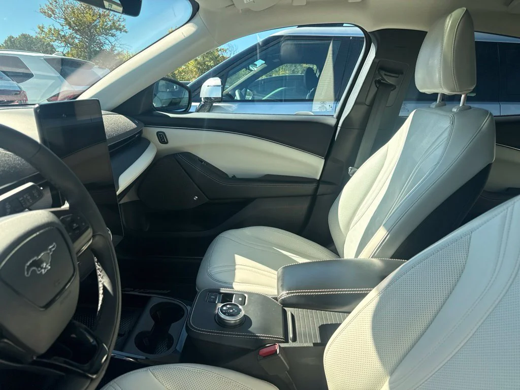 Used 2022 White Ford Premium image 3