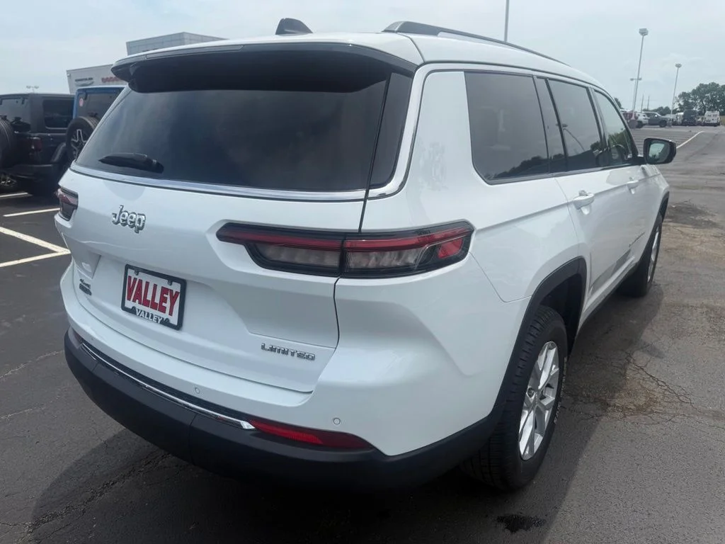 Used 2023 White/off-white Jeep Limited image 3
