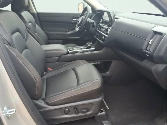 Used 2025  Nissan SL image 22
