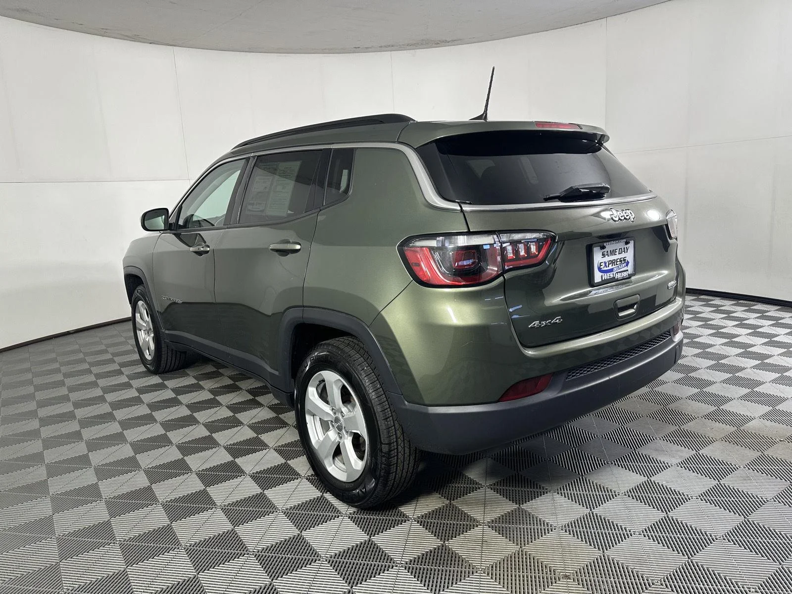 Used 2020 Olive Green Pearlcoat Jeep Latitude image 27