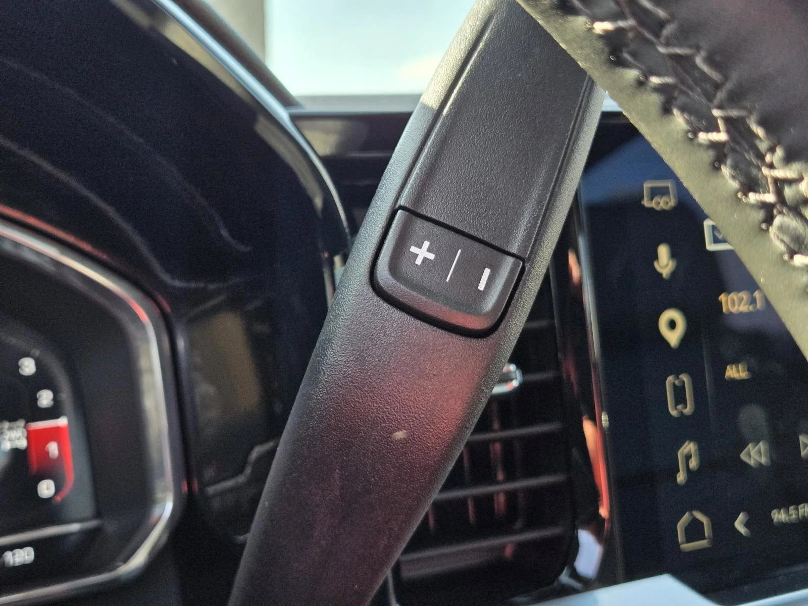 Used 2025 Summit White GMC SLT image 33