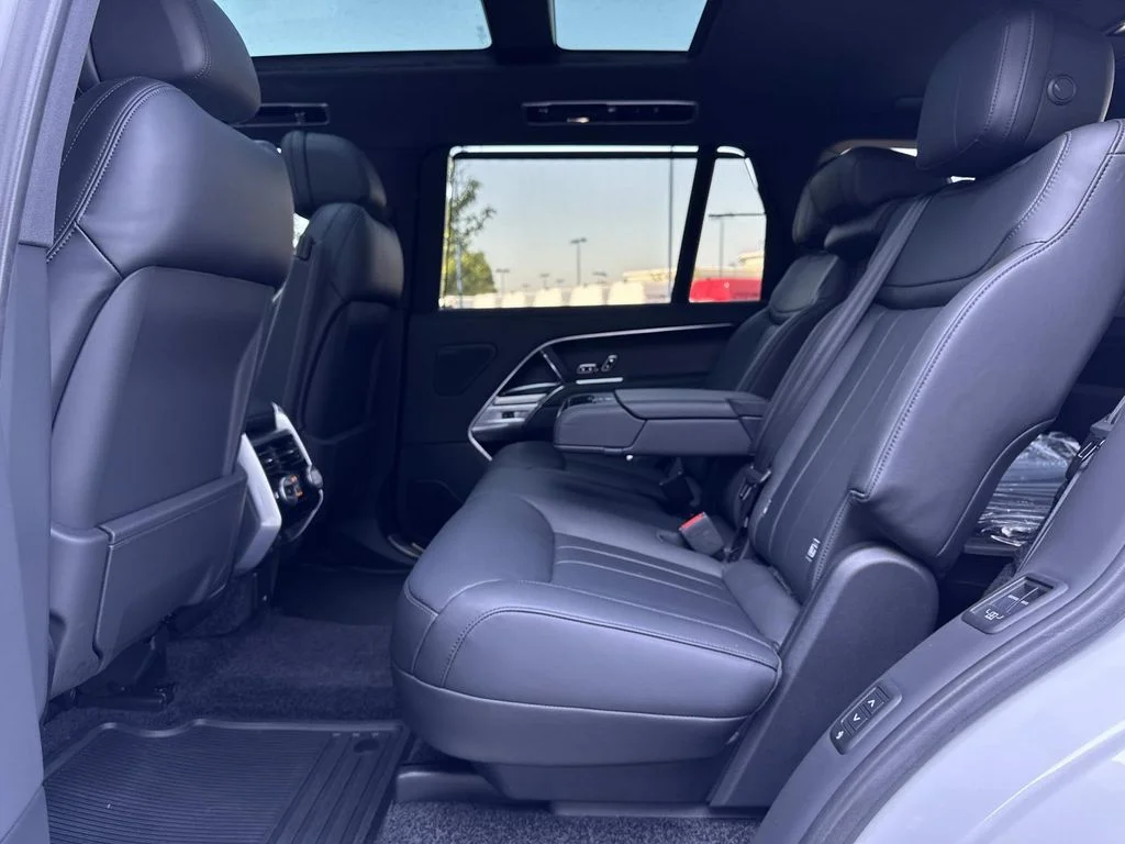 Used 2025 White Land Rover SE image 14