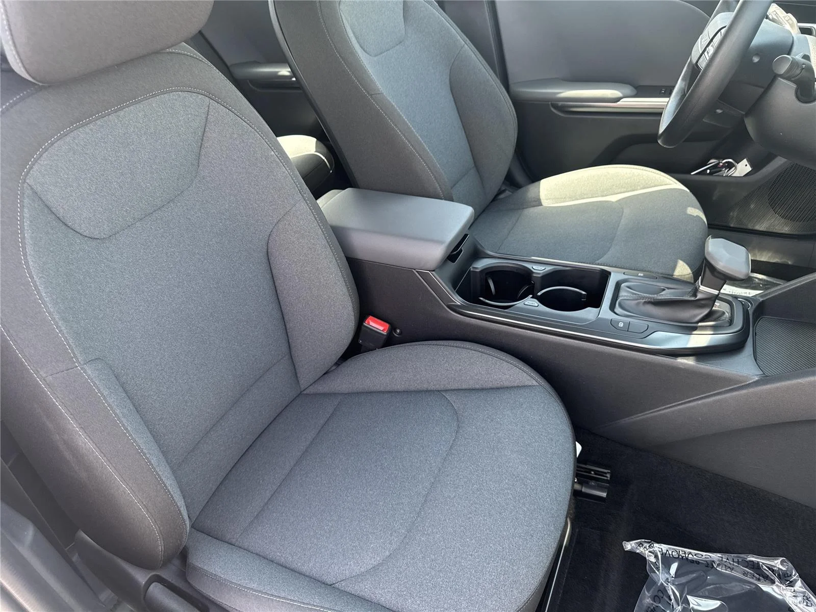 Used 2025 Snow White Pearl Kia LXS image 34