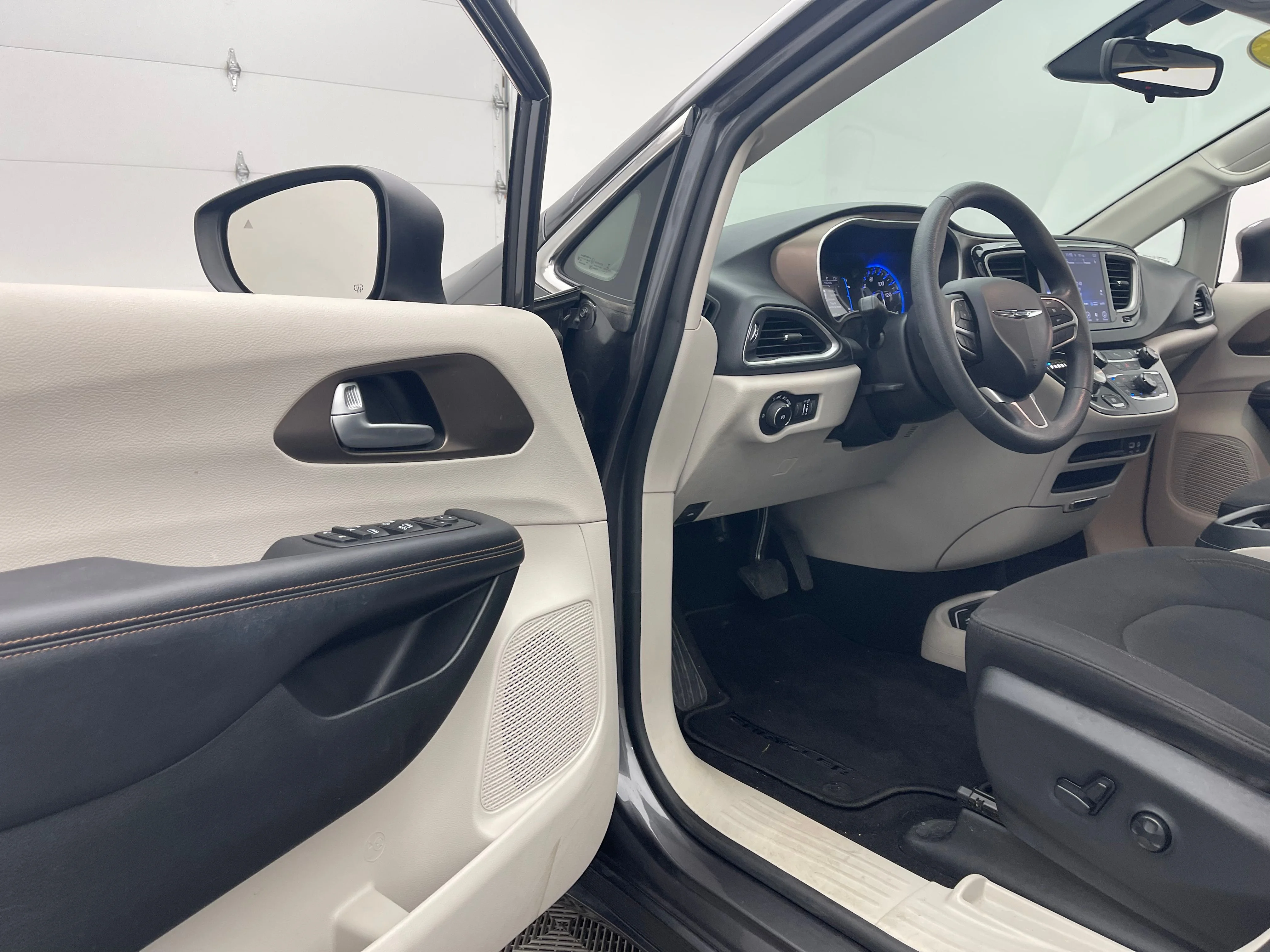 Used 2017 Granite Crystal Metallic Clearcoat Chrysler Touring L image 15